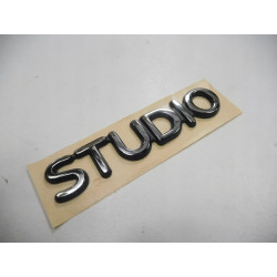 ZNACZEK EMBLEMAT STUDIO FORD FIESTA 96-02 OE 1007569