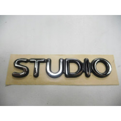 ZNACZEK EMBLEMAT STUDIO FORD FIESTA 96-02 OE 1007569
