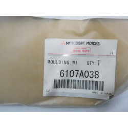 Listwa ozdobna / ochronna, szyba czołowa Mitsubishi Pajero 09- OE 6107A038