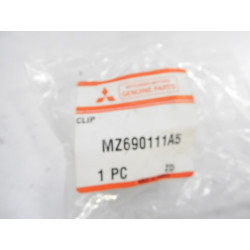 ZACISK, WYCIERACZKA PRZEDNIEJ SZYBY MITSUBISHI OE MZ690111A5