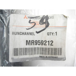 LISTWA RYNIENKA DRZWI PRZEDNICH PRAWYCH MITSUBISHI COLT OE MR959212