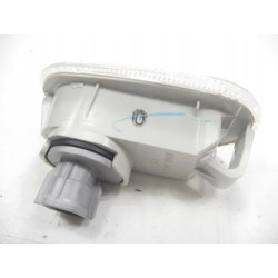 Migacz boczny biały RL Mitsubishi L200 OE 8351A041