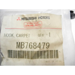 Haczyk dywanika Mitsubishi Pajero OE MB768479