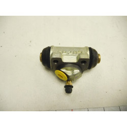 Cylinderek hamulcowy Renault R9 11 18 7701024265