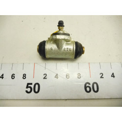 Cylinderek hamulcowy Renault R9 11 18 7701024265