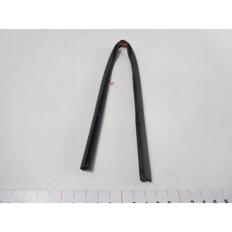 Uszczelka górna strona lewa tył MAZDA C235-73-83XB