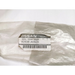 Uszczelka dolna drzwi tył Nissan Primera P12 82838AV620 82838-AV620