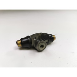 Cylinderek hamulcowy tył Volkswagen Passat B2 Golf III OE 861611053A