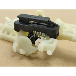 STELAŻ KLAMKI LEWY PRZÓD KIA SPORTAGE III 2010-2015 OE 82655 3W000QQK