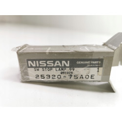 WŁĄCZNIK ŚWIATEŁ STOP NISSAN NP300 PATHFINDER OE 25320-75A0E